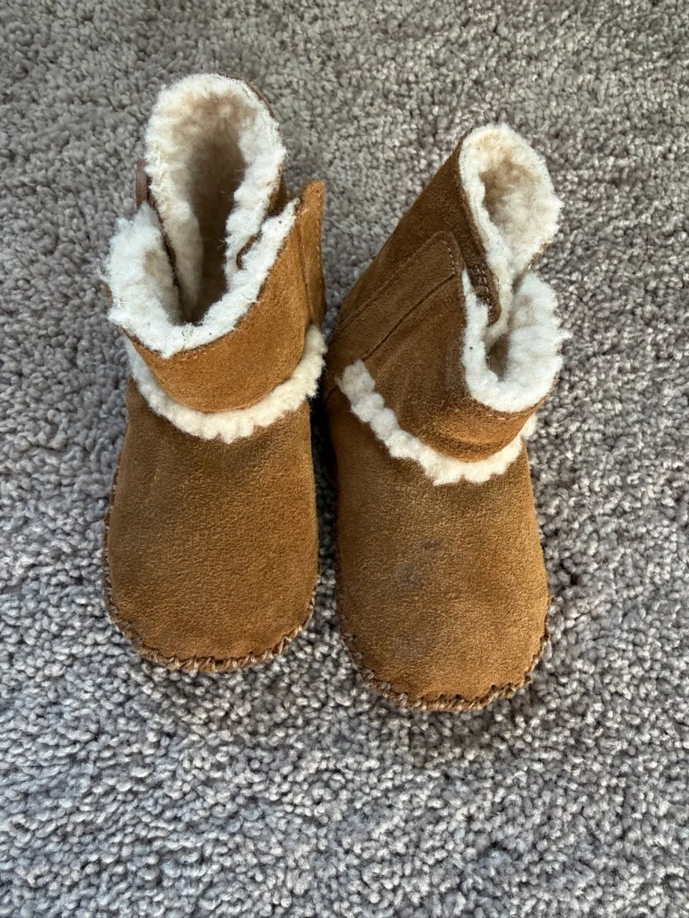UGG infant baby Chestnut Suede Shearling-Lined Booties with button 4/5